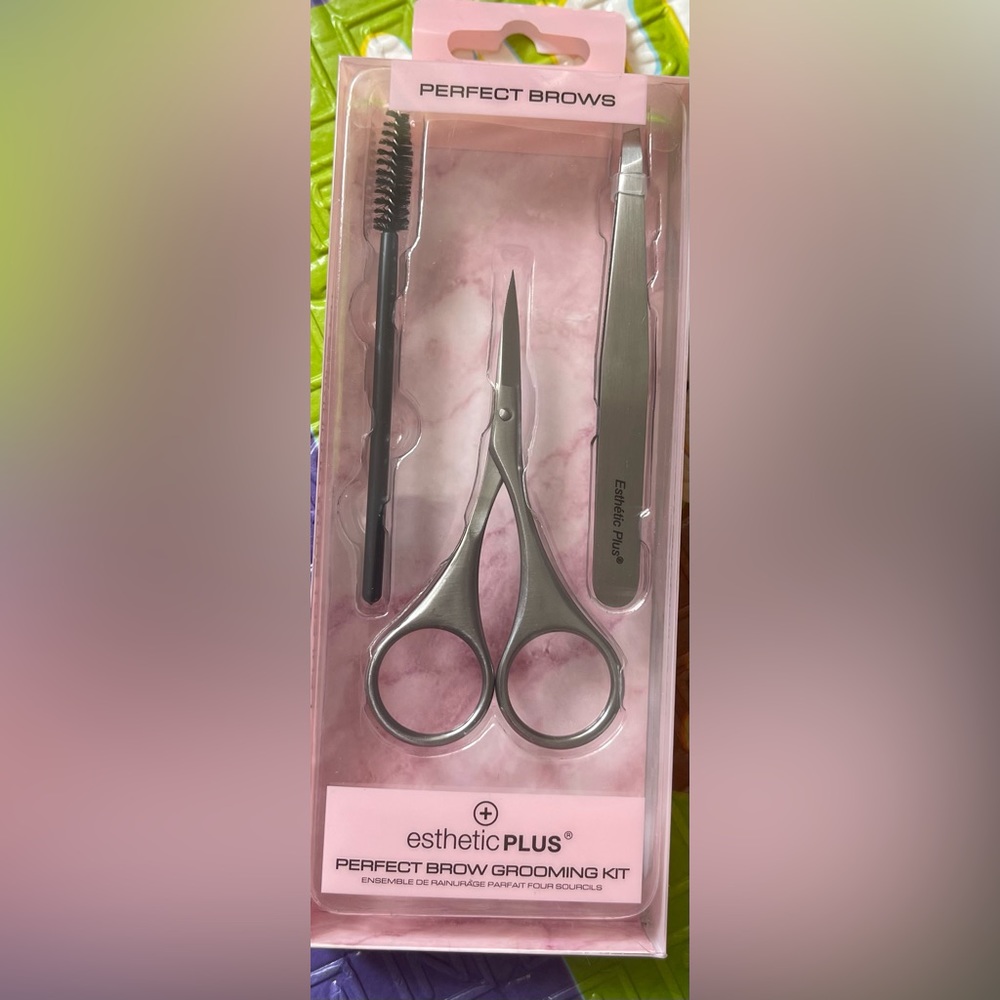The perfect brow grooming kit.